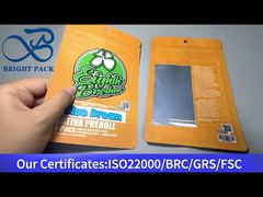 नारंगी बाल-प्रतिरोधी ज़िप-लॉक बैग जिसमें स्पष्ट खिड़की है