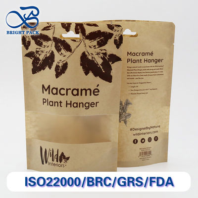 दैनिक उत्पादों की पैकेजिंग के लिए कस्टम प्रिंटिंग के साथ पारदर्शी खिड़कियों वाले रिसाइकिल और डिग्रेडेबल क्राफ्ट पेपर पाउच।