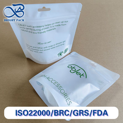 बाथरूम एक्सेसरीज़ पैकेजिंग के लिए प्रीमियम ट्रांसलूसेंट स्टैंड अप बैग, वाटर-रेसिस्टेंट और सीलिंग ज़िपर क्लोज़र के साथ।